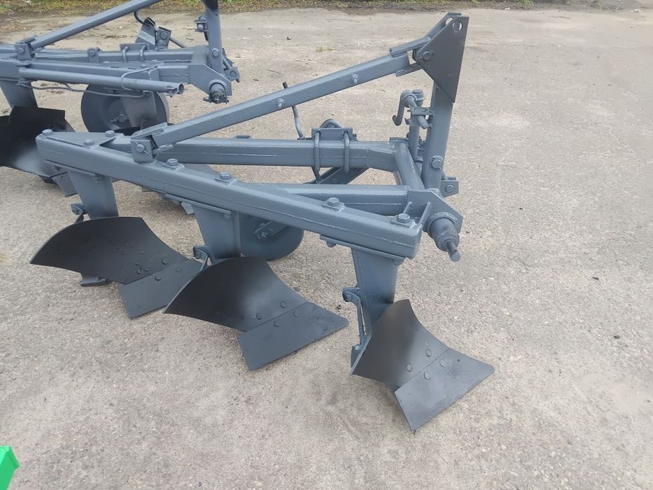 Плуг 3 корпусний