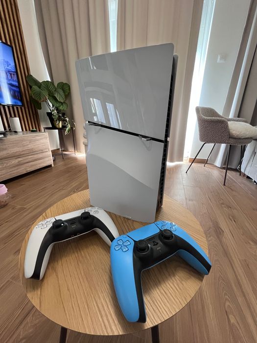 sony playstation 5 + 2 pady (zakupiona 16.06.2025)