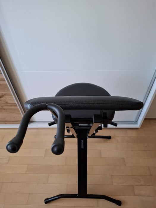 Krzesło dla gitarzysty, stołek dla muzyka.