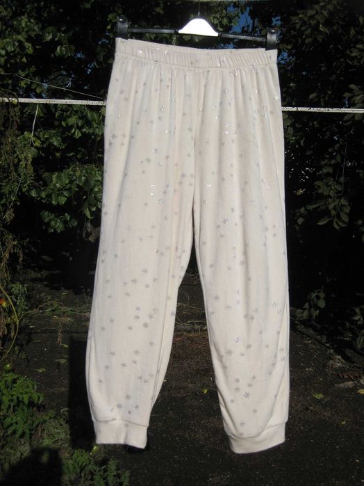 Мягенькие белые домашние пижамные штаны с звёздочками на резинке C&A M