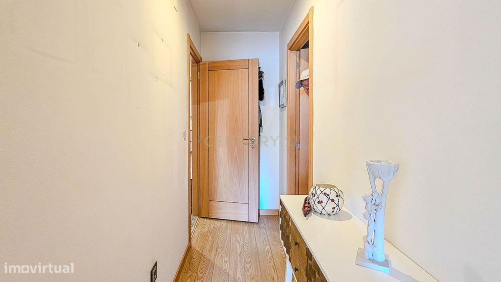 Apartamento T2 no Bonfim, Porto, terraço fechado e varanda.