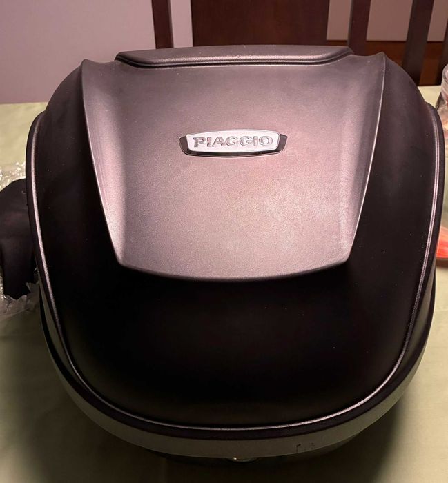 Piaggio Topcase +Base 32L Medley/Liberty cor - preto matt 85/ (C.NOVA)