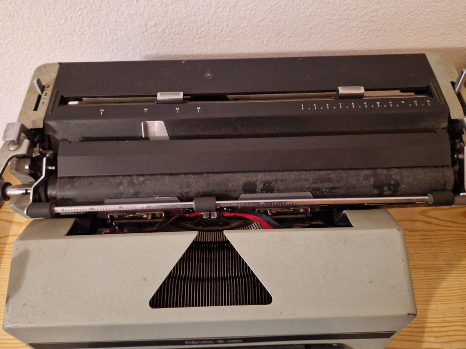 Máquina de escrever antiga Royal 480