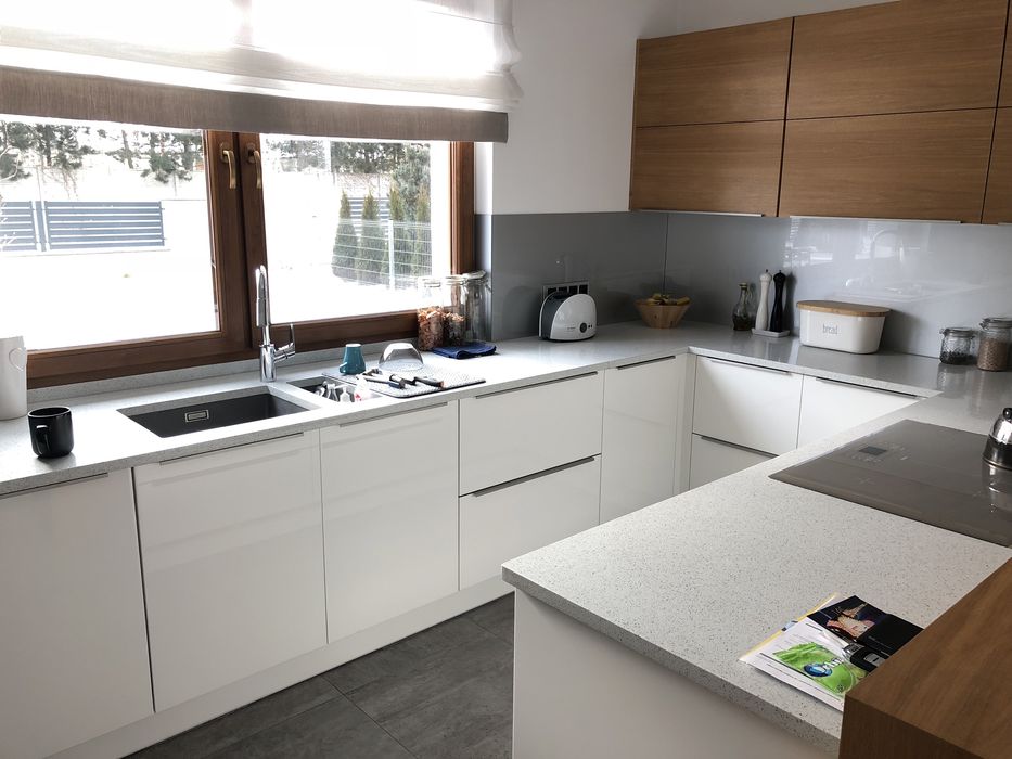 Roleta, markiza okienna, żaluzja beżowo-biała, tkanina 152x124cm