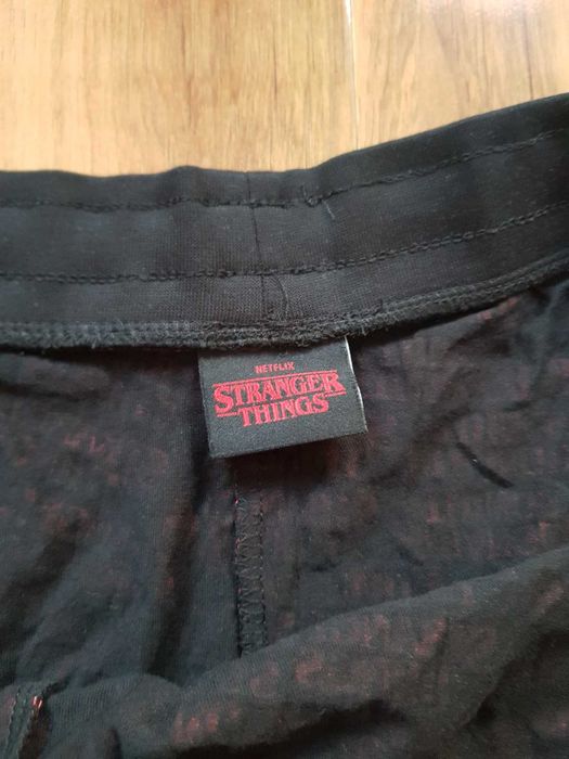 Spodnie Stranger Things Netflix Tesco czerwone czarne 2XL bawełna