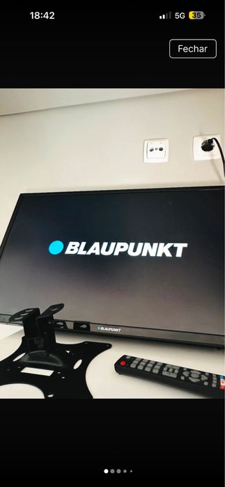 Televisão Blaupunkt com suporte e comando