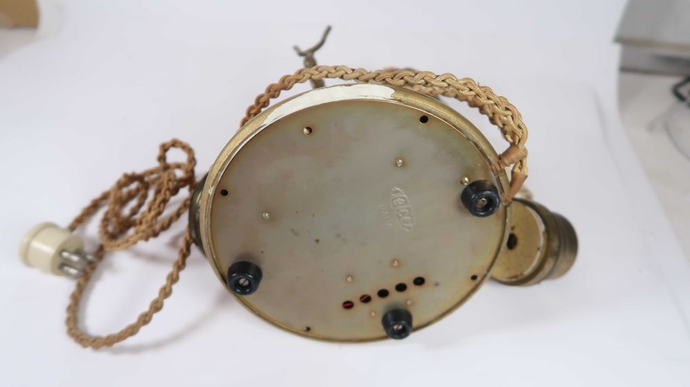 Telefone antigo em madeira e metal