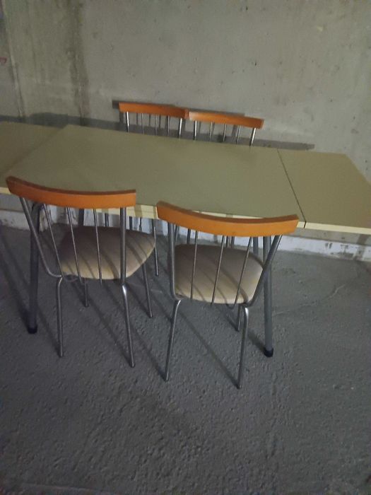 Mesa de cozinha com cadeiras