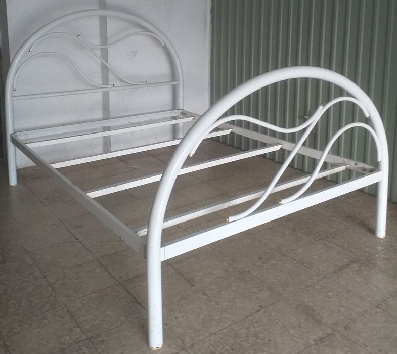 Cama de casal em ferro
