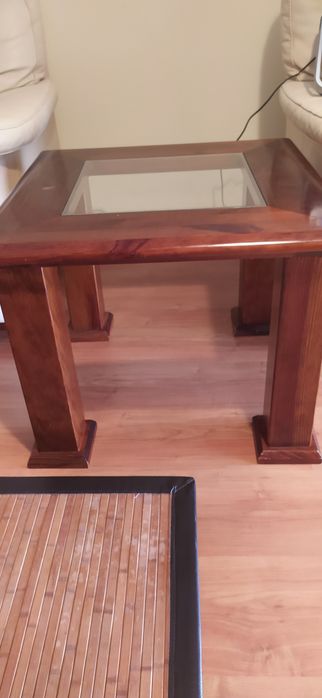 Mesa de centro com tampo de vidro