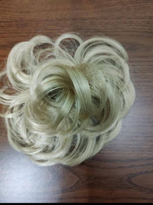 Продам отличные шиньоны из искусственных  волос(блонд)