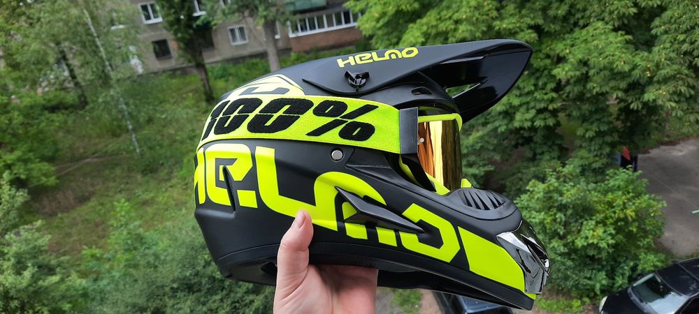 Шолом з окулярами