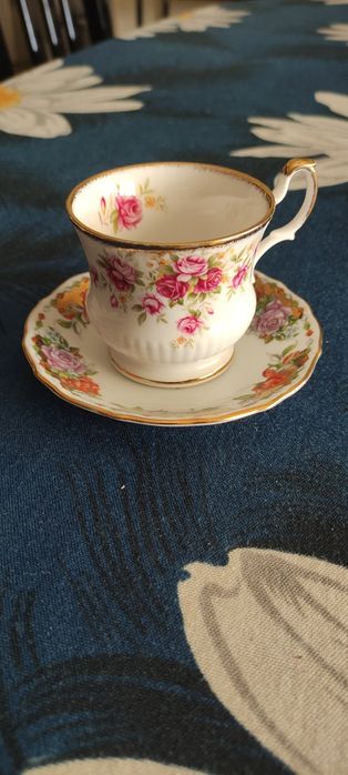 Conjunto de 1 chávena de chá e pires marca Queen Rosina Fine Bone