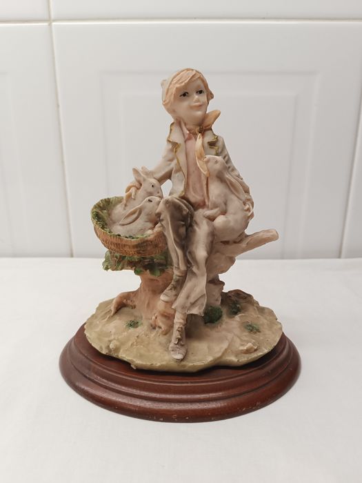 Estátua Menino Sentado. Marfinite. 19 cm