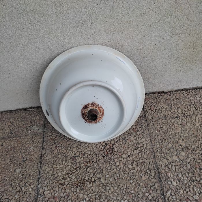 Bacia em porcelana para lavatório antigo