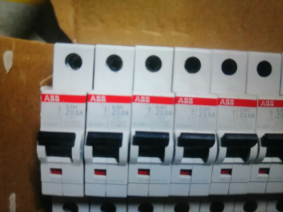 Vários disjuntores novos