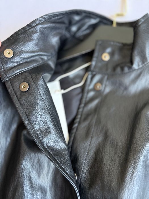 Вкорочена куртка бомбер з еко шкіри Zara