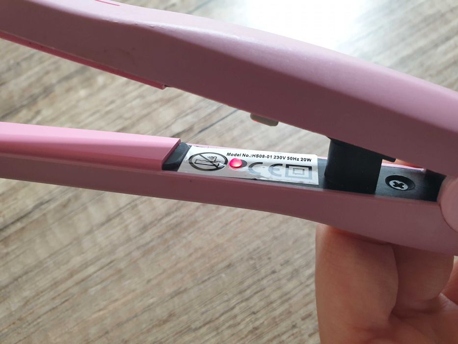 Prancha de cabelo cor de rosa da marca IDItalian Design