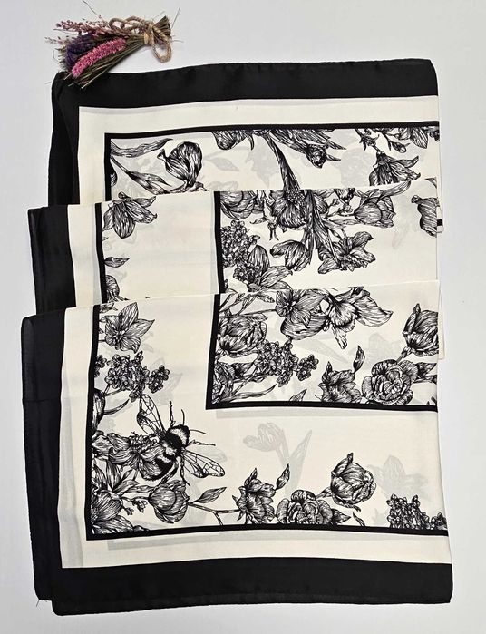 Czarno biała apaszka chusta na szyję w kwiaty z pszczółką