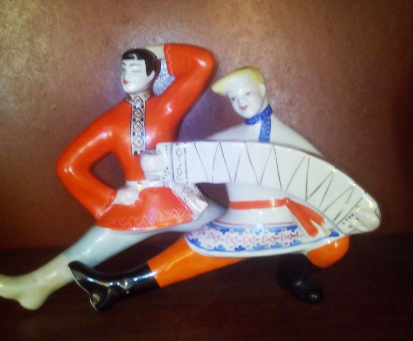 Фарфоровая статуэтка «Гармонист и плясун» ( Полонное, СССР)