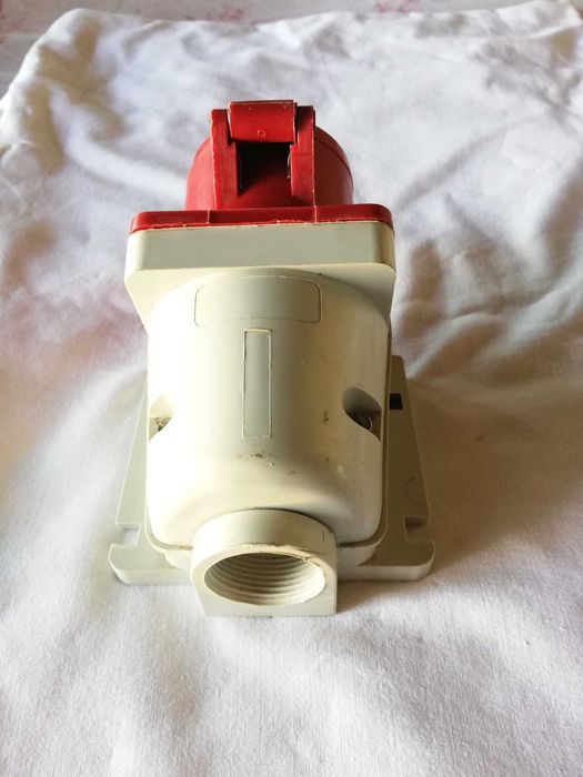 Trifásico. Ficha fêmea trifásica.