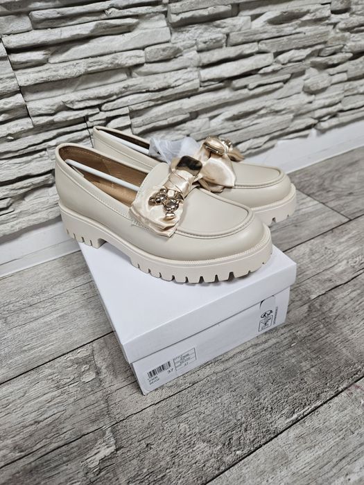 Nowe z pudełkiem przepiękne mokasyny bezowe z misiem C'M Paris rozmiar