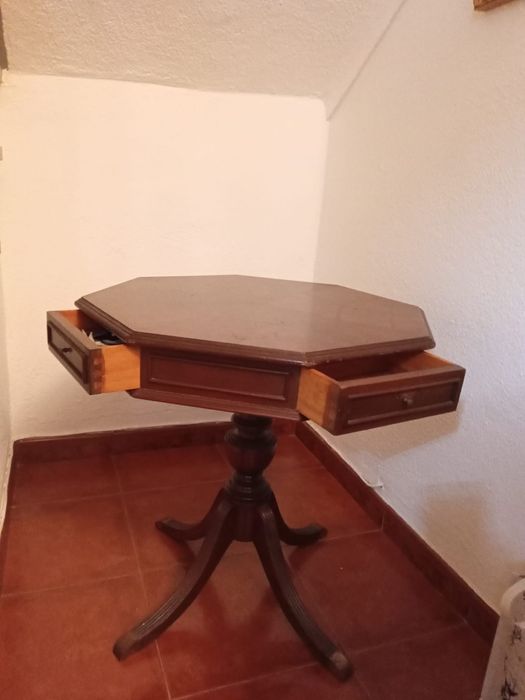 Round table with drawers64584982792194120