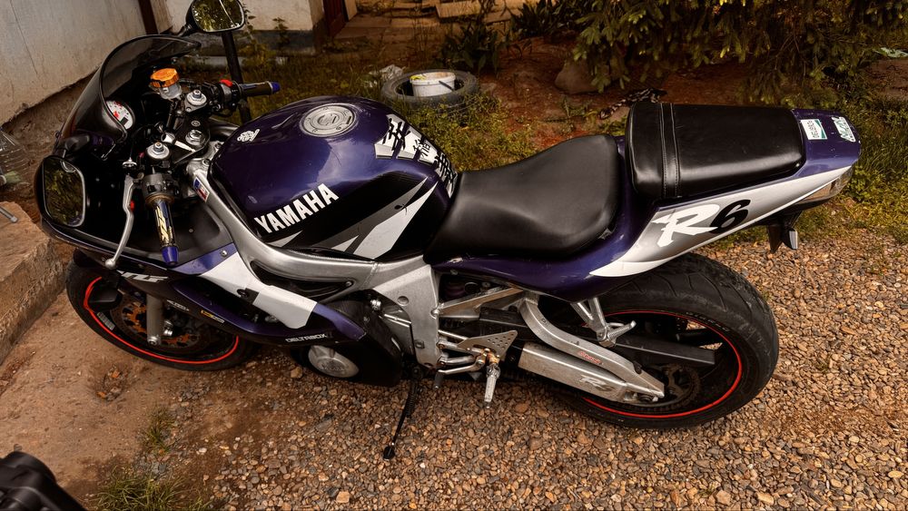 Yamaha r6 2002.