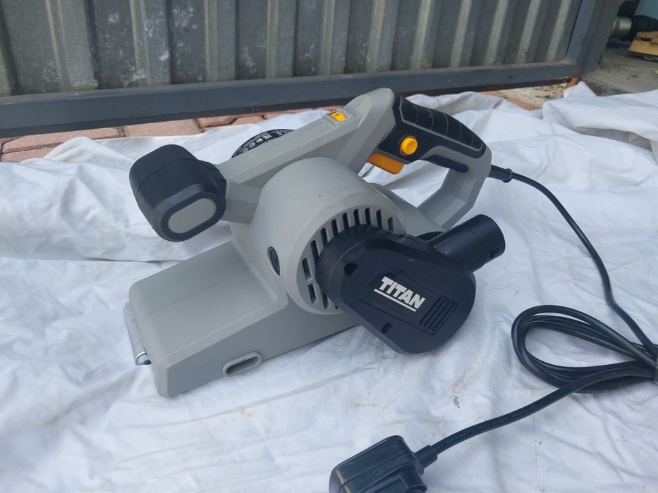 Szlifierka taśmowa sieciowe Titan 900 W 2024r
