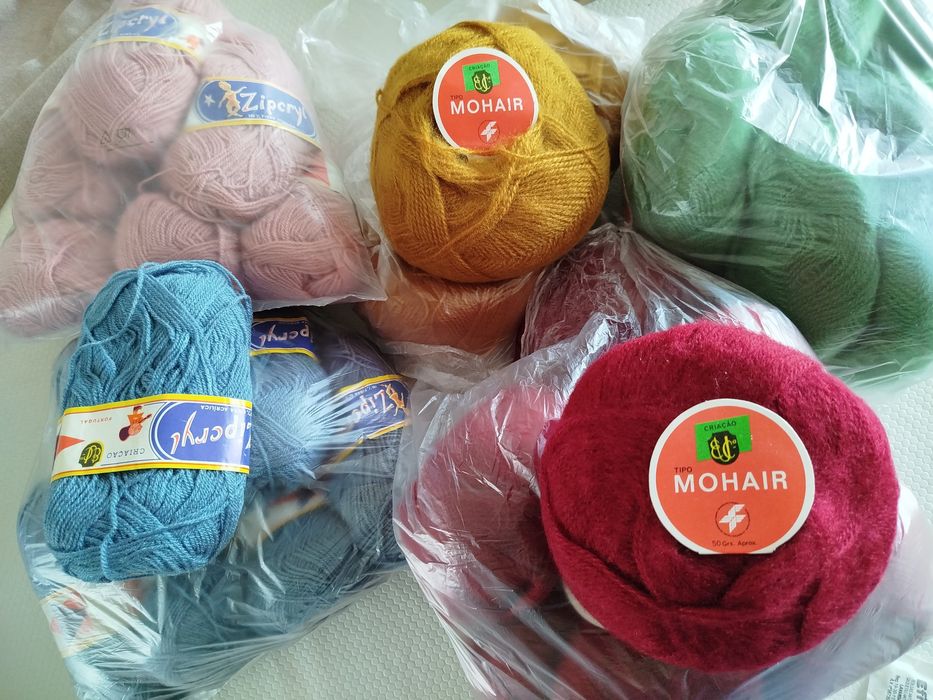 Novelos de lã novos, várias cores