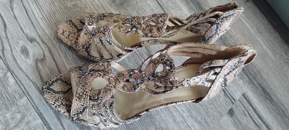 Sprzedam sandałki na obcasie