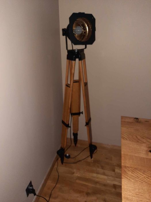 Lampa loft statyw geodezyjny