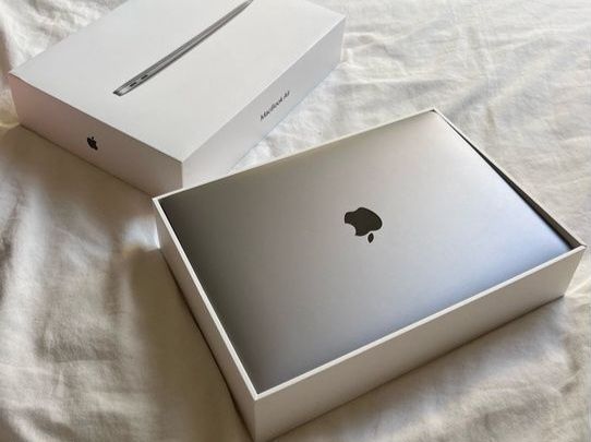 Macbook air 13" M1 8gb RAM, SSD256 GB.