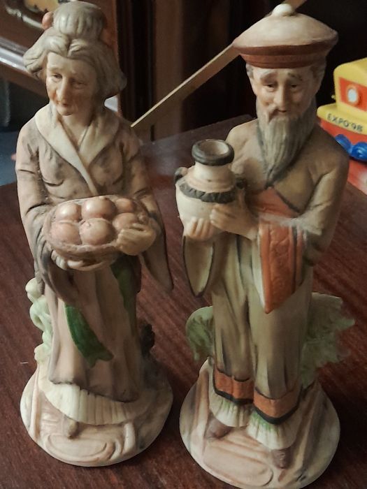 Par de estatuetas  antigas em porcelana