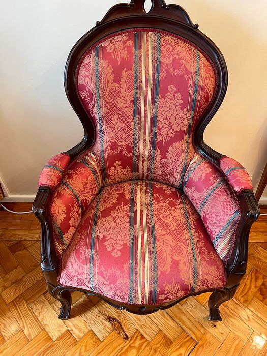 Cadeirão antigo vermelho de madeira e tecido