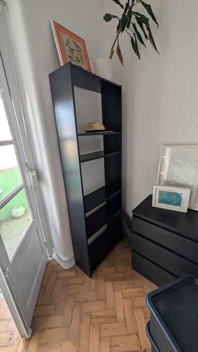 Estante preta alta e estreita – ótima para livros ou decoração