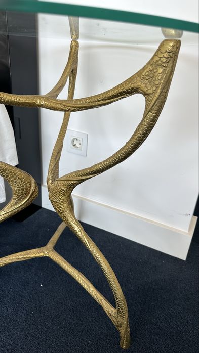 Mesa de Apoio Área Store – Base Dourada Escultural com Vidro