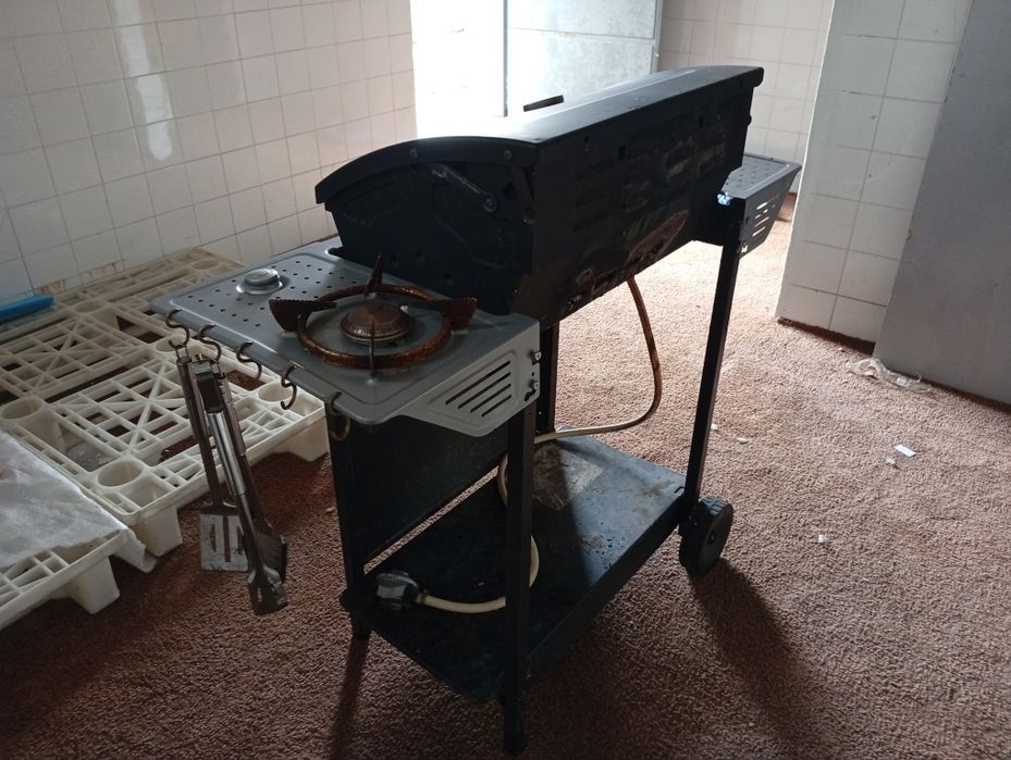Barbecue a gaz com fogão de uma boca