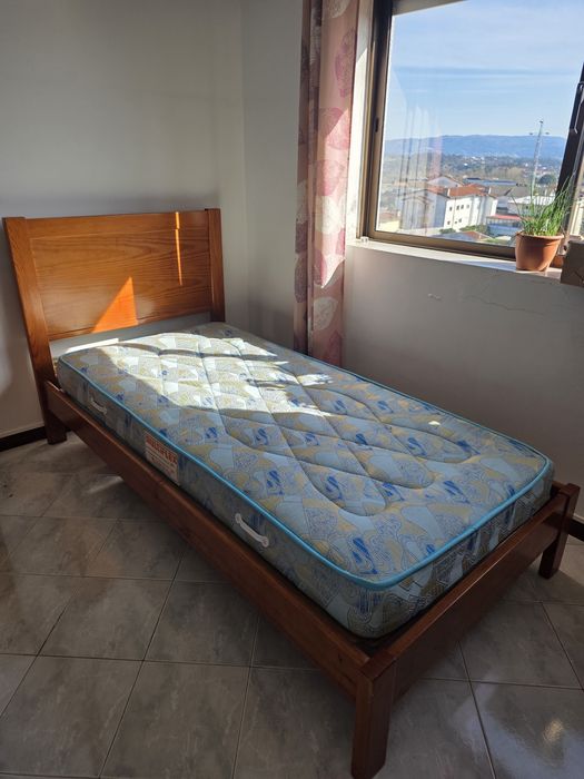 Cama de solteiro estrado e colchão. Madeira maciça