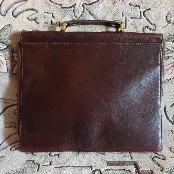 Продам кожаный портфель.