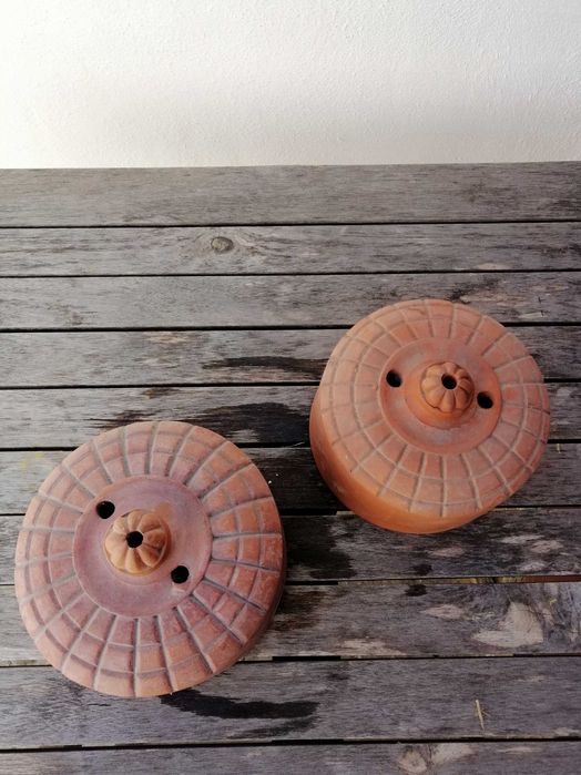 Peças (tampas) de barro