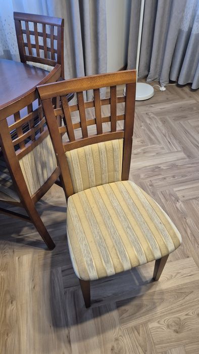 Stół drewniany rozkładany z krzesłami