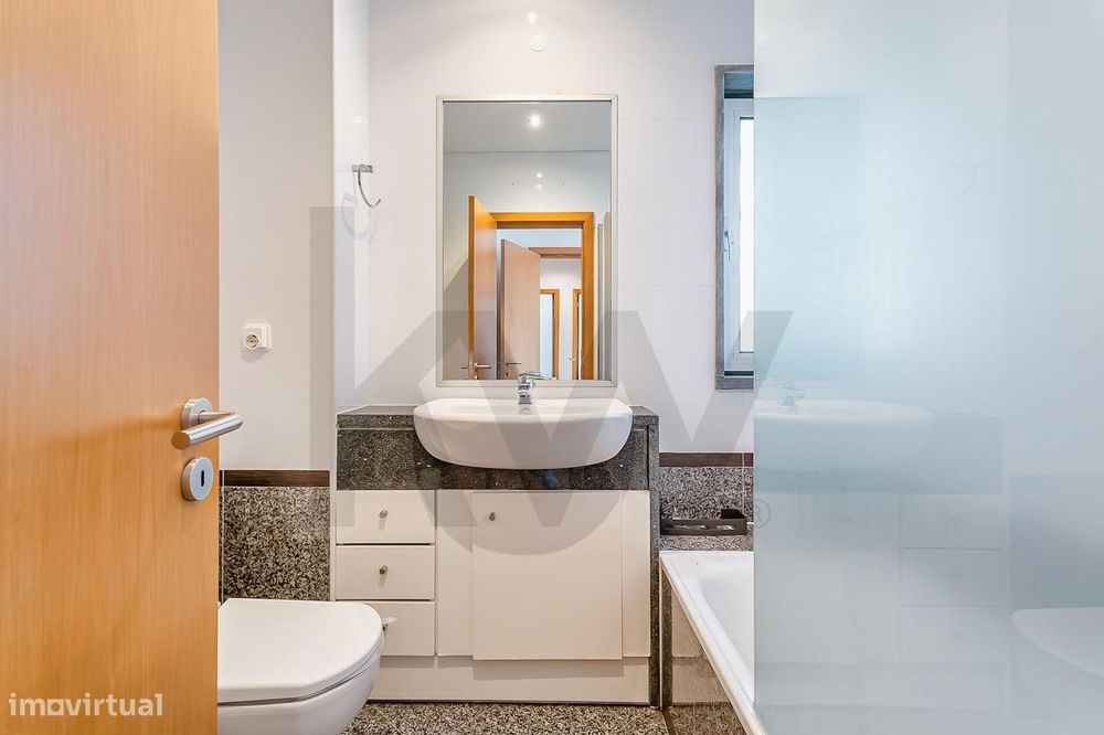 Moradia T4+2 com Jardim e Piscina para Arrendamento, junto ao Oeiras G