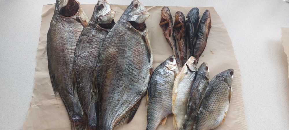 Печена риба на соломі. Риба з печі. Карась м'який.