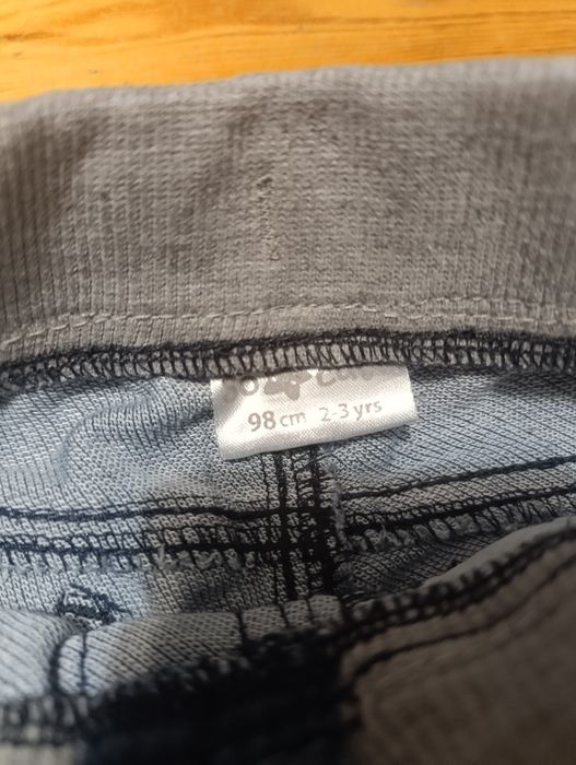 Sprzedam 2 pary spodni r.98