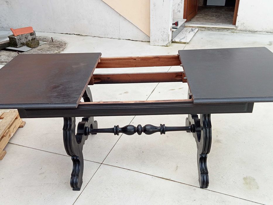 Mesa de jantar em madeira