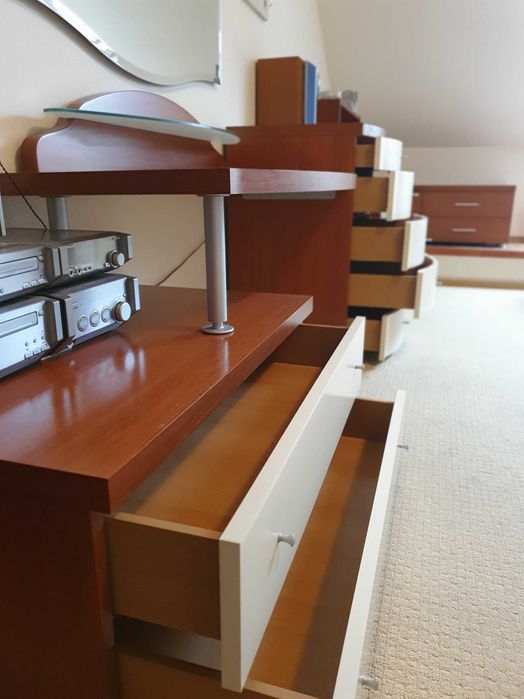 Toaletka z lustrem w kolorze wiśniowym