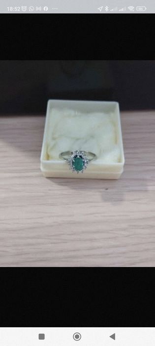 anel de ouro branco com esmeralda e diamantes