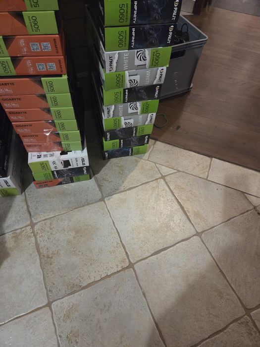 pudelekSprzedam pudelka po kartach Graficznych