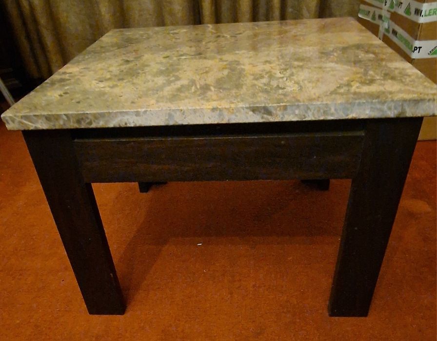 Mesa cómoda e estante